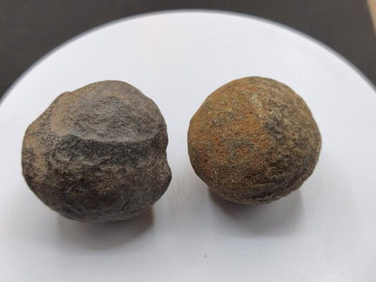 Moqui Marbles Paar – 2 natürliche Eisenstein-Konkretionen aus Utah, USA – Shaman Stein lebende Edelsteine Indianer Schamane Ritual Energie - Art of Nature Berlin