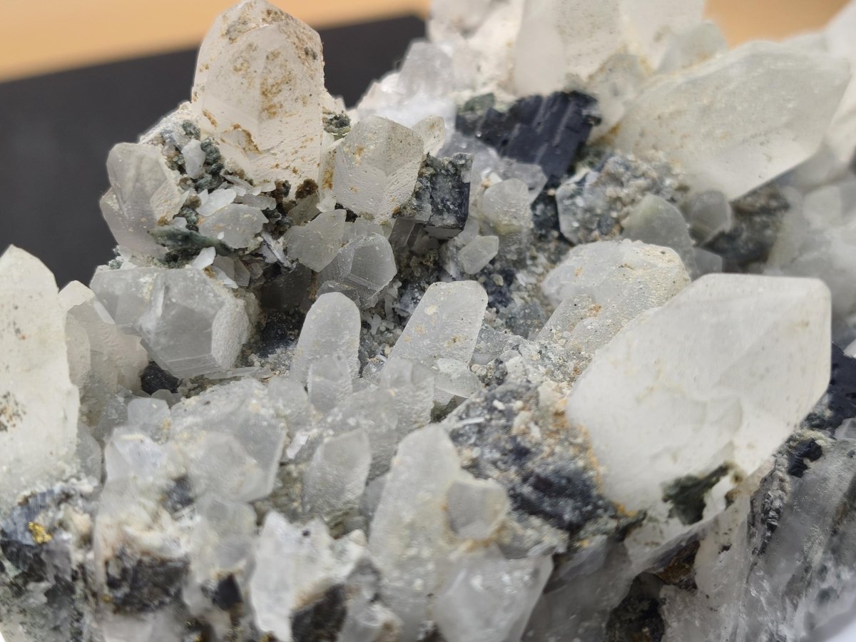 Museumsstück Bergkristall mit Kupferkies & Bleiglanz – metallische Begleitminerale, Madan Bulgarien, große Stufe Kristall Sammler Mineral - Art of Nature Berlin