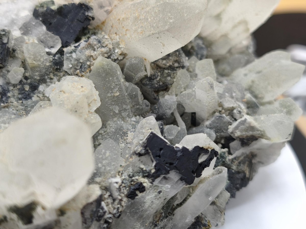 Museumsstück Bergkristall mit Kupferkies & Bleiglanz – metallische Begleitminerale, Madan Bulgarien, große Stufe Kristall Sammler Mineral - Art of Nature Berlin
