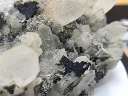 Museumsstück Bergkristall mit Kupferkies & Bleiglanz – metallische Begleitminerale, Madan Bulgarien, große Stufe Kristall Sammler Mineral - Art of Nature Berlin