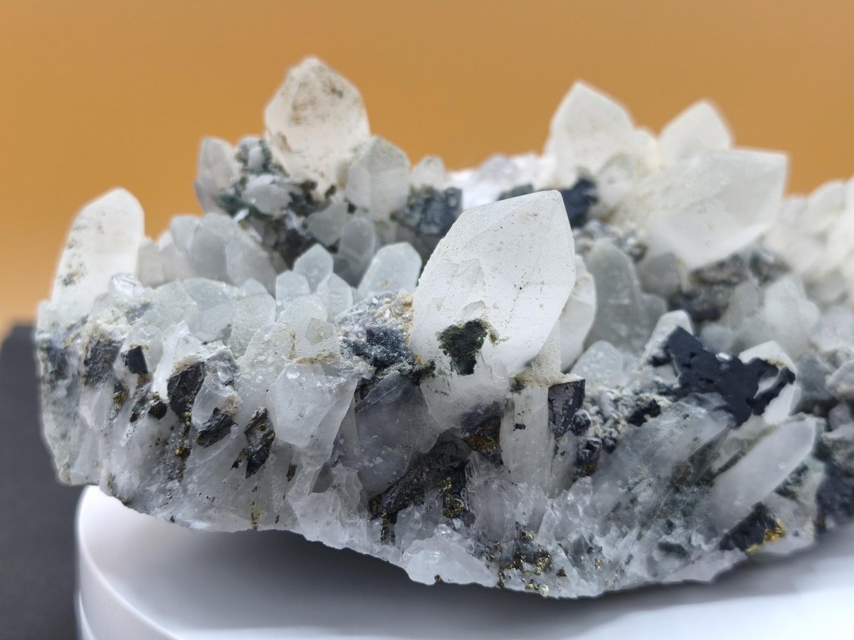 Museumsstück Bergkristall mit Kupferkies & Bleiglanz – metallische Begleitminerale, Madan Bulgarien, große Stufe Kristall Sammler Mineral - Art of Nature Berlin