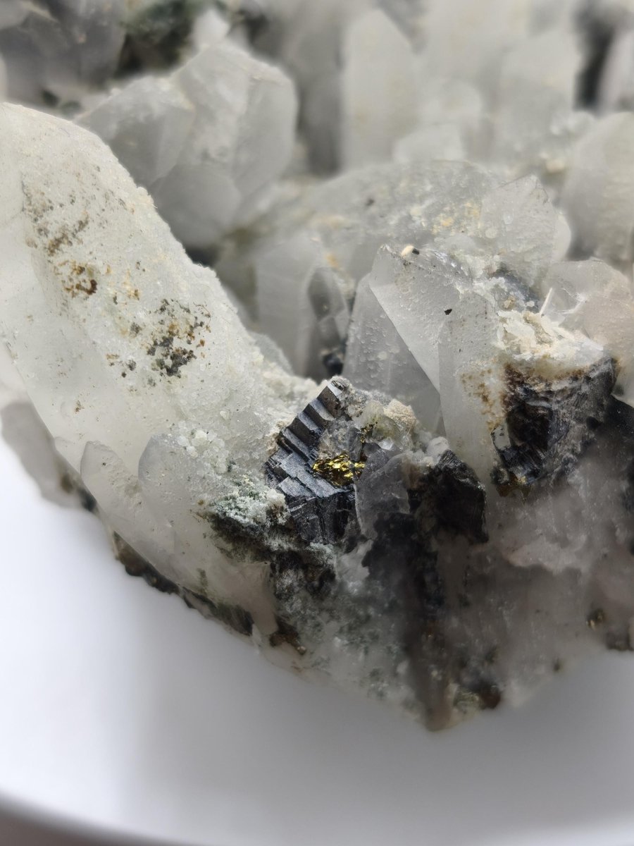 Museumsstück Bergkristall mit Kupferkies & Bleiglanz – metallische Begleitminerale, Madan Bulgarien, große Stufe Kristall Sammler Mineral - Art of Nature Berlin
