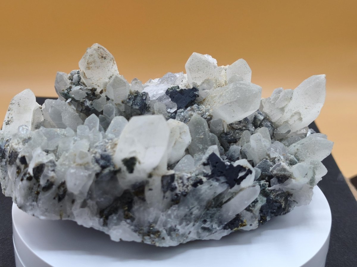 Museumsstück Bergkristall mit Kupferkies & Bleiglanz – metallische Begleitminerale, Madan Bulgarien, große Stufe Kristall Sammler Mineral - Art of Nature Berlin