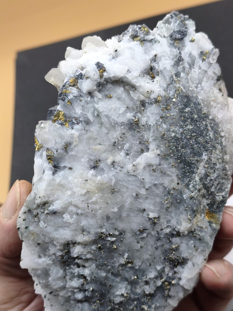 Museumsstück Bergkristall mit Kupferkies & Bleiglanz – metallische Begleitminerale, Madan Bulgarien, große Stufe Kristall Sammler Mineral - Art of Nature Berlin