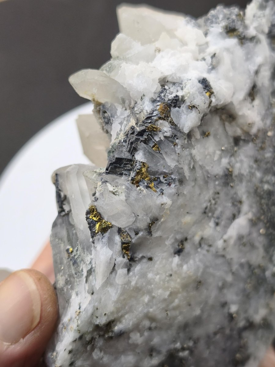Museumsstück Bergkristall mit Kupferkies & Bleiglanz – metallische Begleitminerale, Madan Bulgarien, große Stufe Kristall Sammler Mineral - Art of Nature Berlin