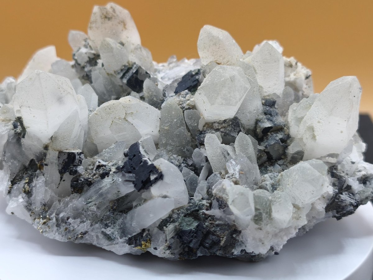 Museumsstück Bergkristall mit Kupferkies & Bleiglanz – metallische Begleitminerale, Madan Bulgarien, große Stufe Kristall Sammler Mineral - Art of Nature Berlin