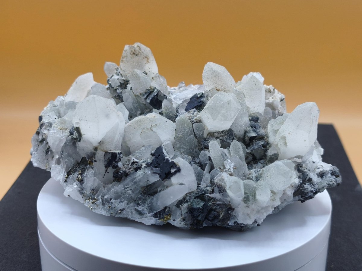 Museumsstück Bergkristall mit Kupferkies & Bleiglanz – metallische Begleitminerale, Madan Bulgarien, große Stufe Kristall Sammler Mineral - Art of Nature Berlin