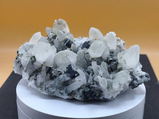 Museumsstück Bergkristall mit Kupferkies & Bleiglanz – metallische Begleitminerale, Madan Bulgarien, große Stufe Kristall Sammler Mineral - Art of Nature Berlin