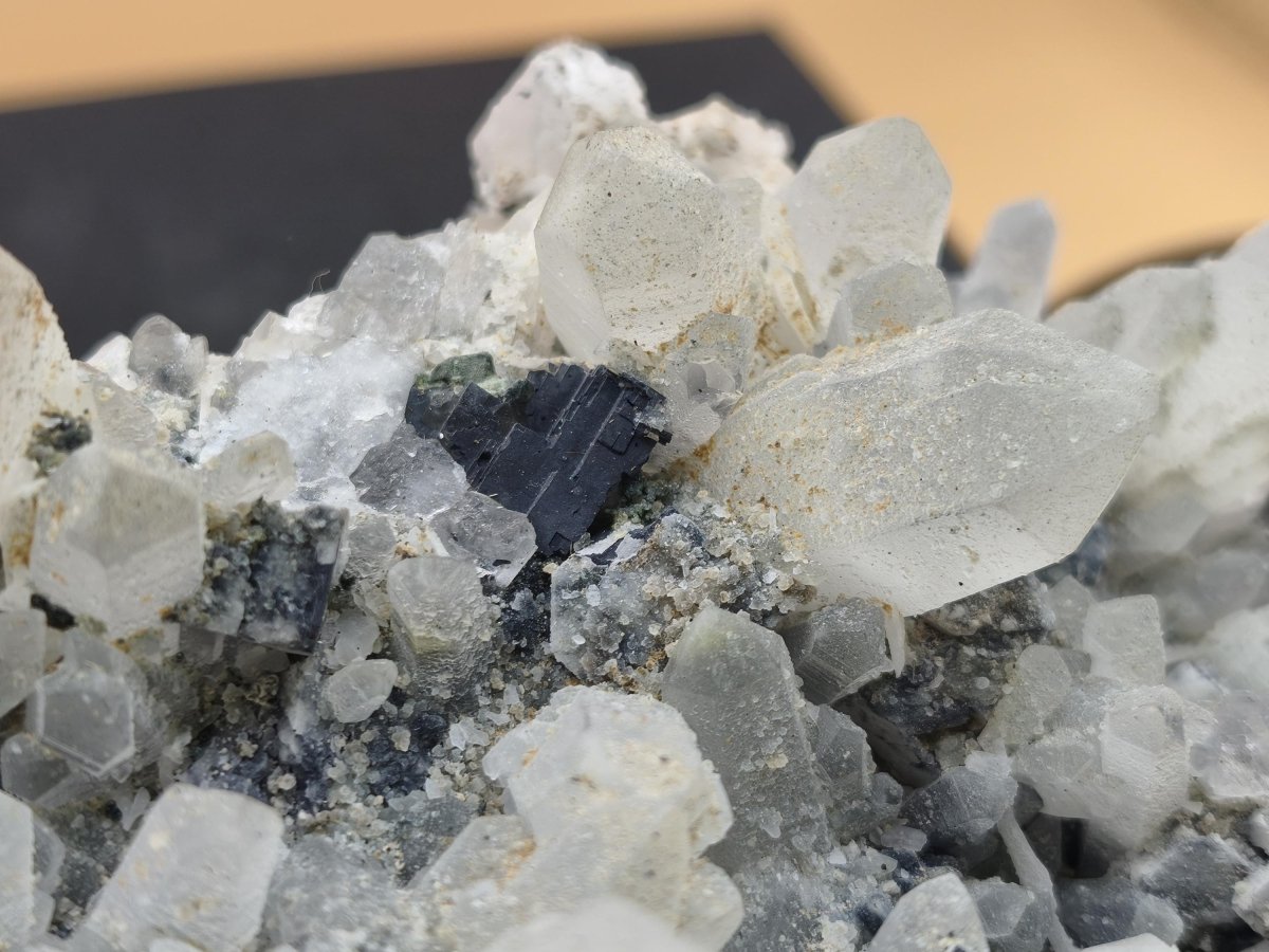 Museumsstück Bergkristall mit Kupferkies & Bleiglanz – metallische Begleitminerale, Madan Bulgarien, große Stufe Kristall Sammler Mineral - Art of Nature Berlin