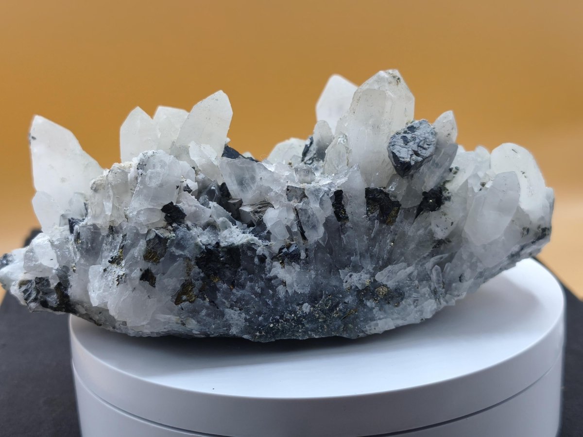 Museumsstück Bergkristall mit Kupferkies & Bleiglanz – metallische Begleitminerale, Madan Bulgarien, große Stufe Kristall Sammler Mineral - Art of Nature Berlin