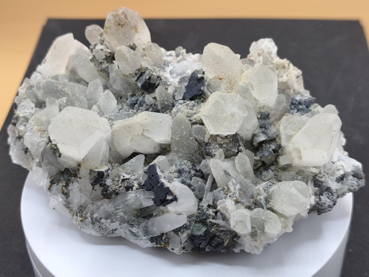 Museumsstück Bergkristall mit Kupferkies & Bleiglanz – metallische Begleitminerale, Madan Bulgarien, große Stufe Kristall Sammler Mineral - Art of Nature Berlin