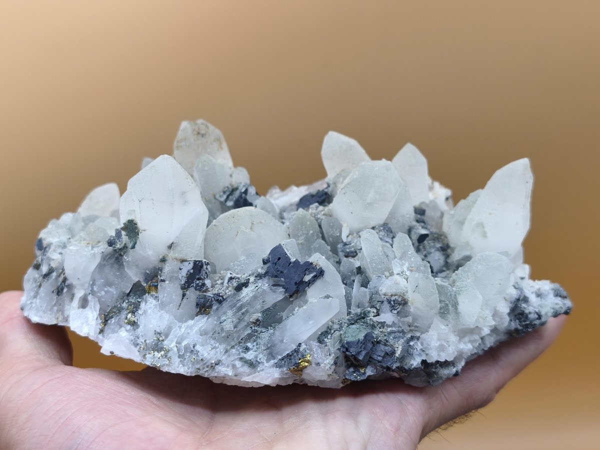 Museumsstück Bergkristall mit Kupferkies & Bleiglanz – metallische Begleitminerale, Madan Bulgarien, große Stufe Kristall Sammler Mineral - Art of Nature Berlin