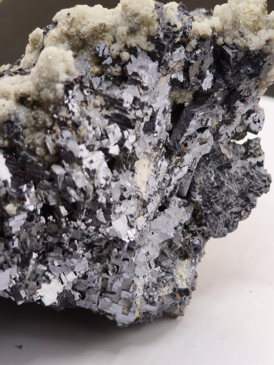 Museumsstück Bleiglanz Galenit & Calcit – Würfelkristalle – Madan, Bulgarien – 689 g große Mehrmineral Stufe Kristall Sammler Mineralien - Art of Nature Berlin