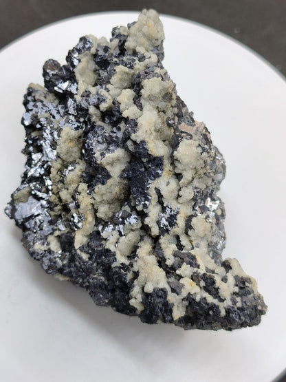 Museumsstück Bleiglanz Galenit & Calcit – Würfelkristalle – Madan, Bulgarien – 689 g große Mehrmineral Stufe Kristall Sammler Mineralien - Art of Nature Berlin