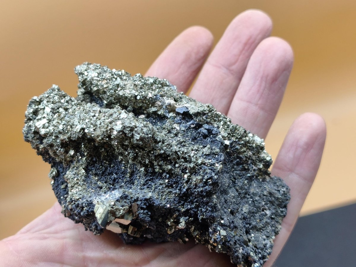 Museumsstück Pyrit auf Zinkblende & Bleiglanz – goldene Pyritwürfel – außergewöhnliche Erzstufe Madan Bulgarien – große Mehrmineral Kristall - Art of Nature Berlin