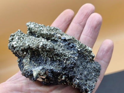 Museumsstück Pyrit auf Zinkblende & Bleiglanz – goldene Pyritwürfel – außergewöhnliche Erzstufe Madan Bulgarien – große Mehrmineral Kristall - Art of Nature Berlin