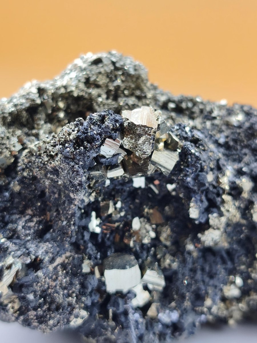 Museumsstück Pyrit auf Zinkblende & Bleiglanz – goldene Pyritwürfel – außergewöhnliche Erzstufe Madan Bulgarien – große Mehrmineral Kristall - Art of Nature Berlin