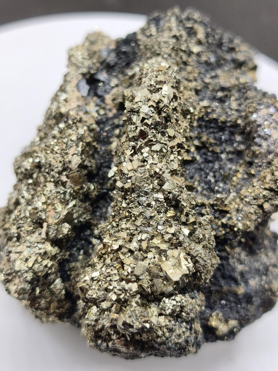 Museumsstück Pyrit auf Zinkblende & Bleiglanz – goldene Pyritwürfel – außergewöhnliche Erzstufe Madan Bulgarien – große Mehrmineral Kristall - Art of Nature Berlin
