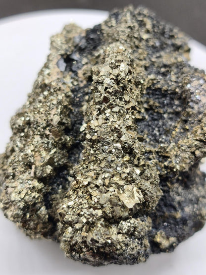 Museumsstück Pyrit auf Zinkblende & Bleiglanz – goldene Pyritwürfel – außergewöhnliche Erzstufe Madan Bulgarien – große Mehrmineral Kristall - Art of Nature Berlin