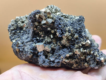 Museumsstück Pyrit auf Zinkblende & Bleiglanz – goldene Pyritwürfel – außergewöhnliche Erzstufe Madan Bulgarien – große Mehrmineral Kristall - Art of Nature Berlin