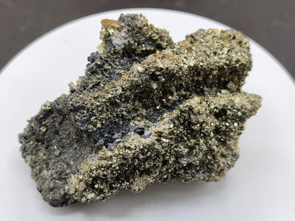Museumsstück Pyrit auf Zinkblende & Bleiglanz – goldene Pyritwürfel – außergewöhnliche Erzstufe Madan Bulgarien – große Mehrmineral Kristall - Art of Nature Berlin