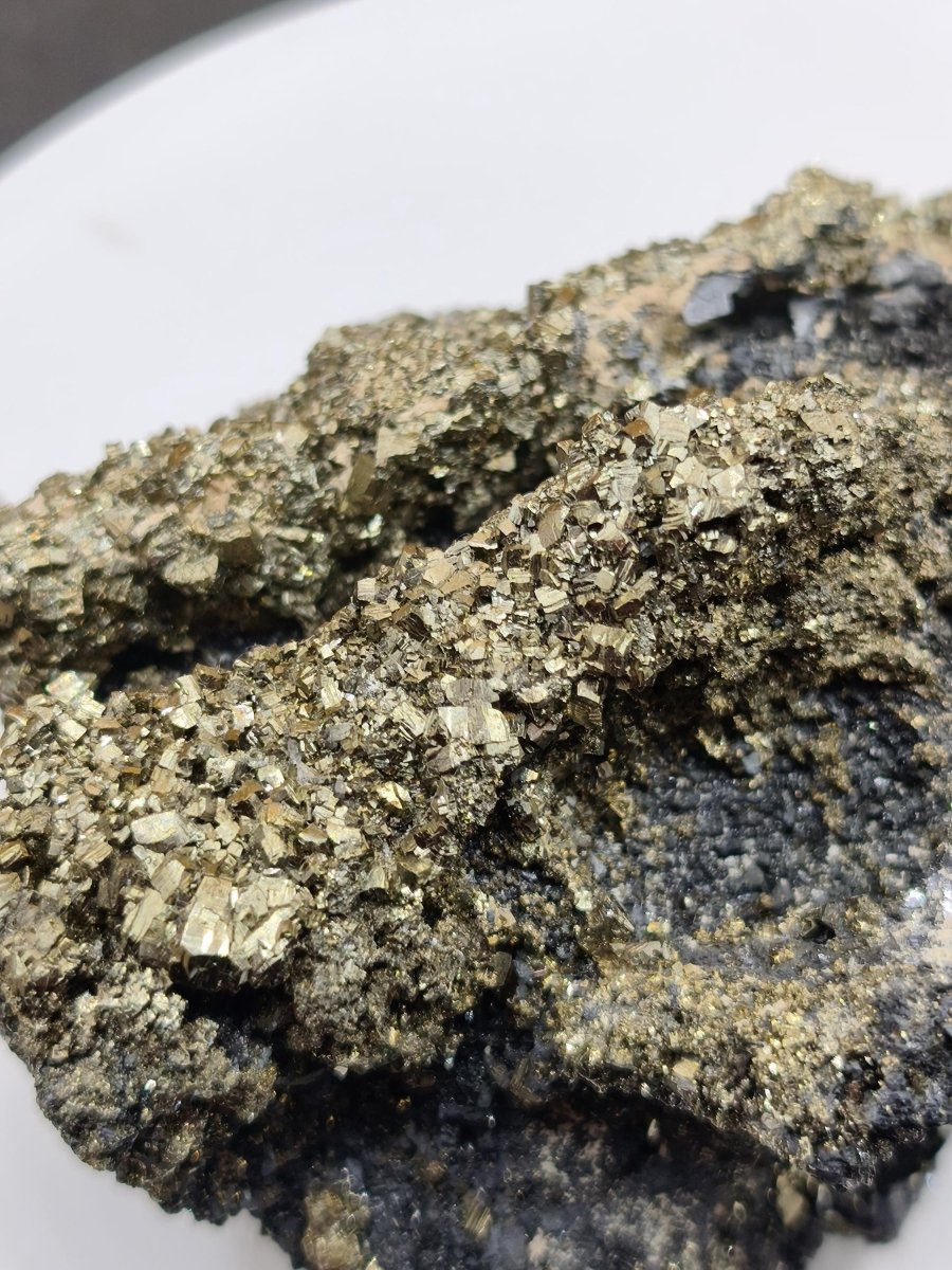 Museumsstück Pyrit auf Zinkblende & Bleiglanz – goldene Pyritwürfel – außergewöhnliche Erzstufe Madan Bulgarien – große Mehrmineral Kristall - Art of Nature Berlin