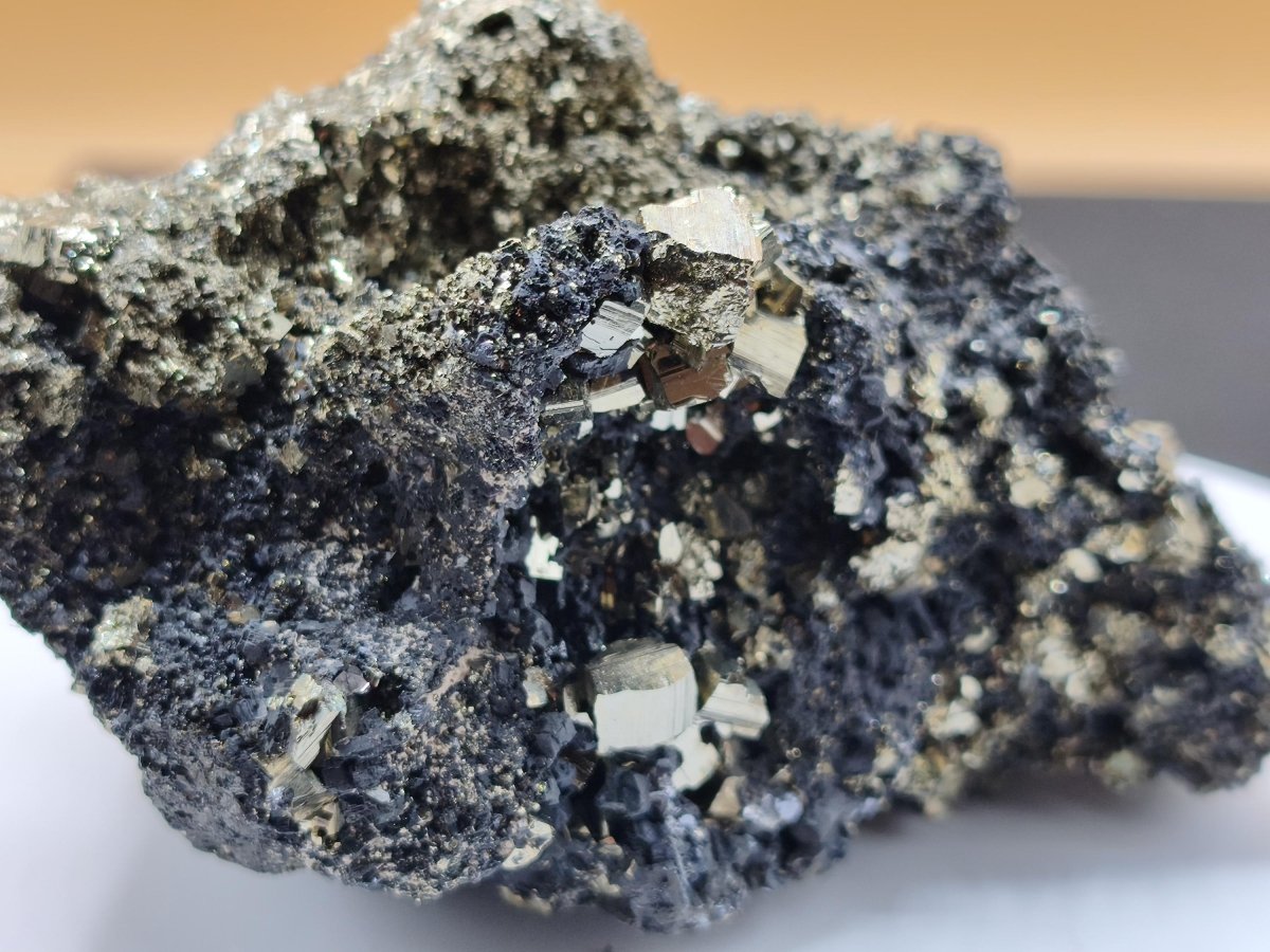 Museumsstück Pyrit auf Zinkblende & Bleiglanz – goldene Pyritwürfel – außergewöhnliche Erzstufe Madan Bulgarien – große Mehrmineral Kristall - Art of Nature Berlin