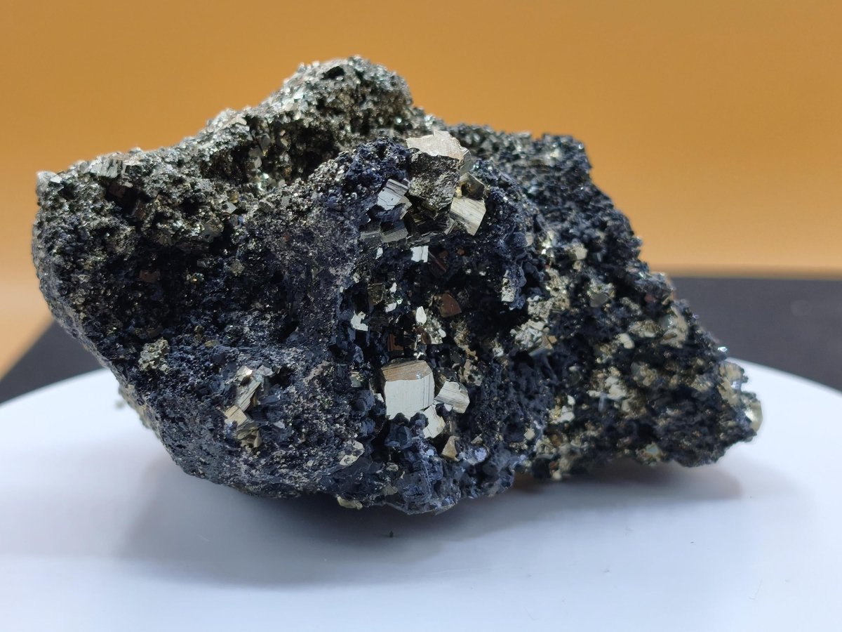 Museumsstück Pyrit auf Zinkblende & Bleiglanz – goldene Pyritwürfel – außergewöhnliche Erzstufe Madan Bulgarien – große Mehrmineral Kristall - Art of Nature Berlin