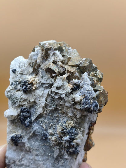Museumsstück Pyrit Zinkblende Quarz Chalkopyrit – Madan Bulgarien – große Mehrmineral Stufe Kristall Sammler Geschenk Unikat - Art of Nature Berlin