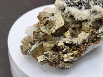 Museumsstück Pyrit Zinkblende Quarz Chalkopyrit – Madan Bulgarien – große Mehrmineral Stufe Kristall Sammler Geschenk Unikat - Art of Nature Berlin