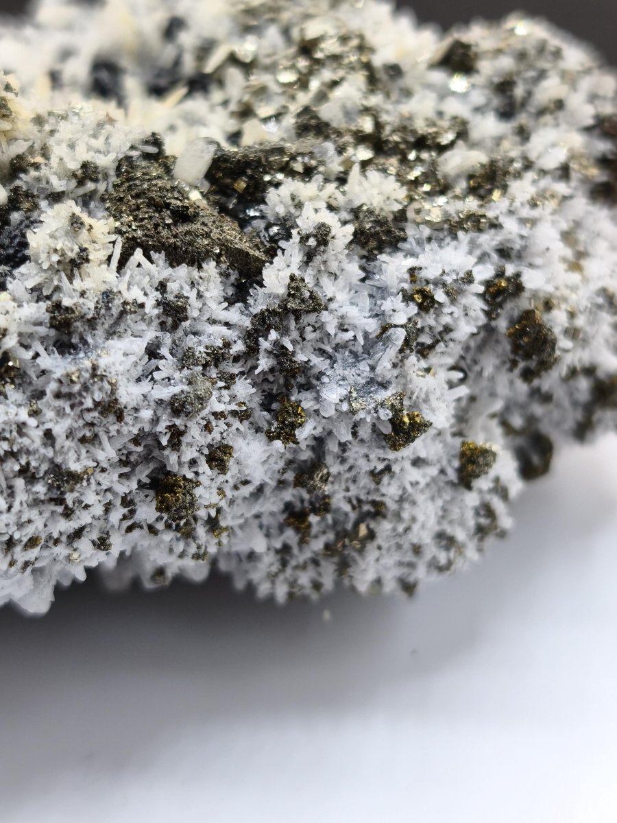 Museumsstück Sphalerit (Zinkblende) mit Pyrit & Bergkristall - Madan, Bulgarien 411 g Mehrmineral Stufe Kristall Sammler Mineralien - Art of Nature Berlin