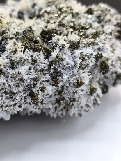 Museumsstück Sphalerit (Zinkblende) mit Pyrit & Bergkristall - Madan, Bulgarien 411 g Mehrmineral Stufe Kristall Sammler Mineralien - Art of Nature Berlin