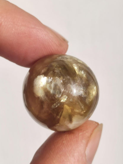 Muskovit / Golden Mica Glimmer - Edelstein Kugel gelb Natur Heilstein Deko Sphere Kristall Geschenk Er Sie Haus Sammler Rarität - Art of Nature Berlin