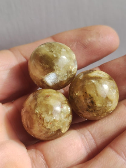 Muskovit / Golden Mica Glimmer - Edelstein Kugel gelb Natur Heilstein Deko Sphere Kristall Geschenk Er Sie Haus Sammler Rarität - Art of Nature Berlin