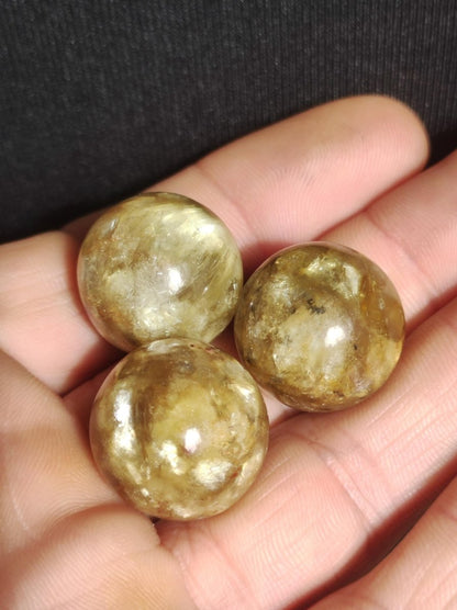 Muskovit / Golden Mica Glimmer - Edelstein Kugel gelb Natur Heilstein Deko Sphere Kristall Geschenk Er Sie Haus Sammler Rarität - Art of Nature Berlin