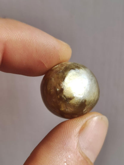 Muskovit / Golden Mica Glimmer - Edelstein Kugel gelb Natur Heilstein Deko Sphere Kristall Geschenk Er Sie Haus Sammler Rarität - Art of Nature Berlin