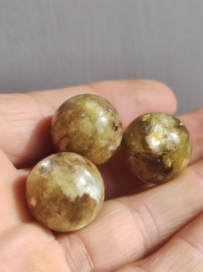 Muskovit / Golden Mica Glimmer - Edelstein Kugel gelb Natur Heilstein Deko Sphere Kristall Geschenk Er Sie Haus Sammler Rarität - Art of Nature Berlin