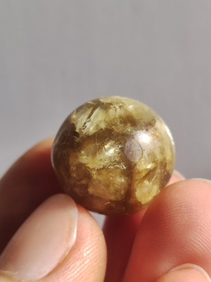 Muskovit / Golden Mica Glimmer - Edelstein Kugel gelb Natur Heilstein Deko Sphere Kristall Geschenk Er Sie Haus Sammler Rarität - Art of Nature Berlin