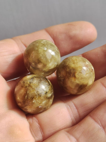 Muskovit / Golden Mica Glimmer - Edelstein Kugel gelb Natur Heilstein Deko Sphere Kristall Geschenk Er Sie Haus Sammler Rarität - Art of Nature Berlin