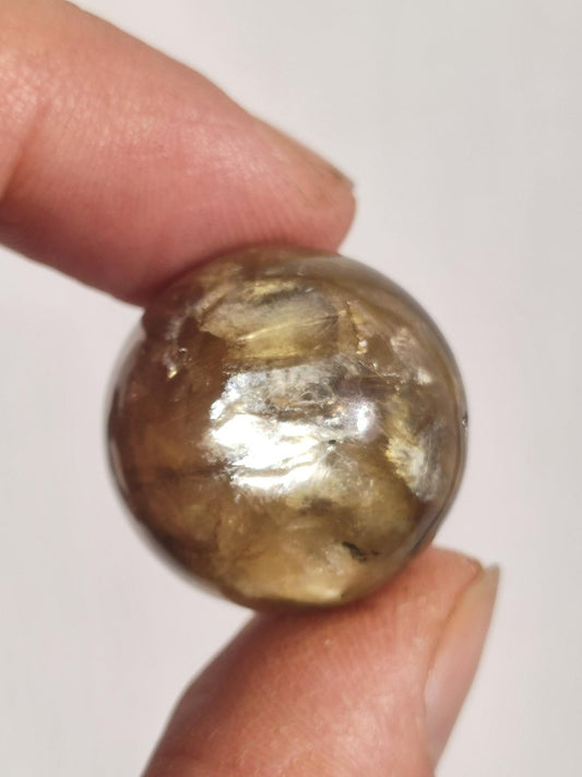 Muskovit / Golden Mica Glimmer - Edelstein Kugel gelb Natur Heilstein Deko Sphere Kristall Geschenk Er Sie Haus Sammler Rarität - Art of Nature Berlin