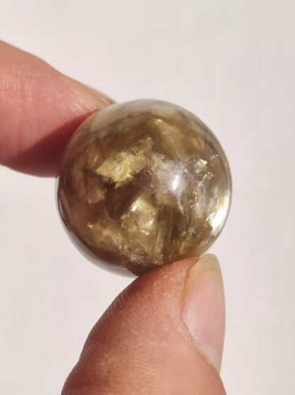 Muskovit / Golden Mica Glimmer - Edelstein Kugel gelb Natur Heilstein Deko Sphere Kristall Geschenk Er Sie Haus Sammler Rarität - Art of Nature Berlin