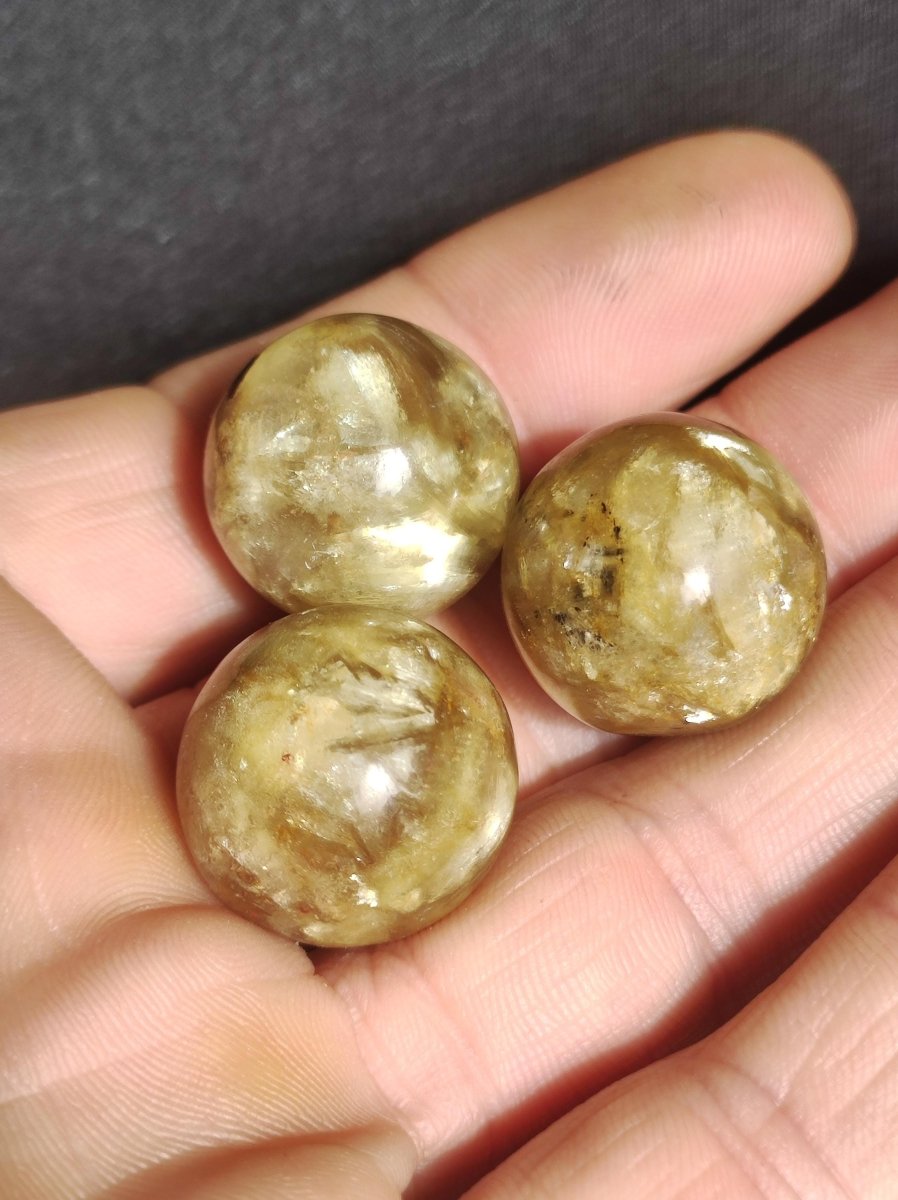 Muskovit / Golden Mica Glimmer - Edelstein Kugel gelb Natur Heilstein Deko Sphere Kristall Geschenk Er Sie Haus Sammler Rarität - Art of Nature Berlin