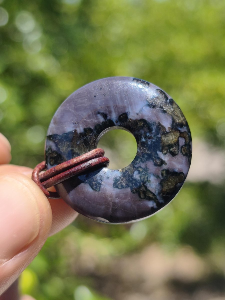 Mystic Gabbro / Merlinite Edelstein Kette 30mm Donut Heilstein Natur Schmuck Anhänger Geschenk Freund Frau Mann Er Sie Kraft Energie Rarität - Art of Nature Berlin