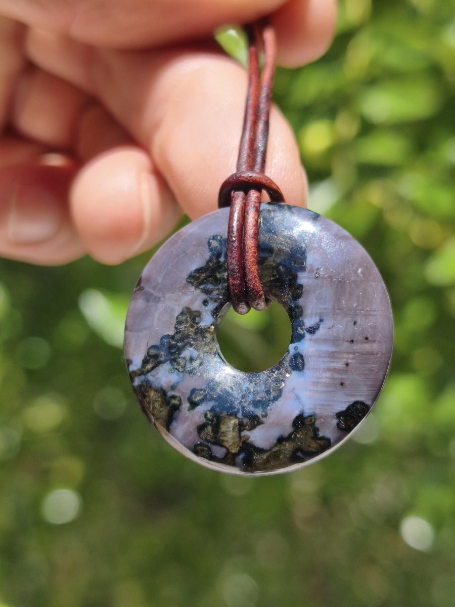 Mystic Gabbro / Merlinite Edelstein Kette 30mm Donut Heilstein Natur Schmuck Anhänger Geschenk Freund Frau Mann Er Sie Kraft Energie Rarität - Art of Nature Berlin