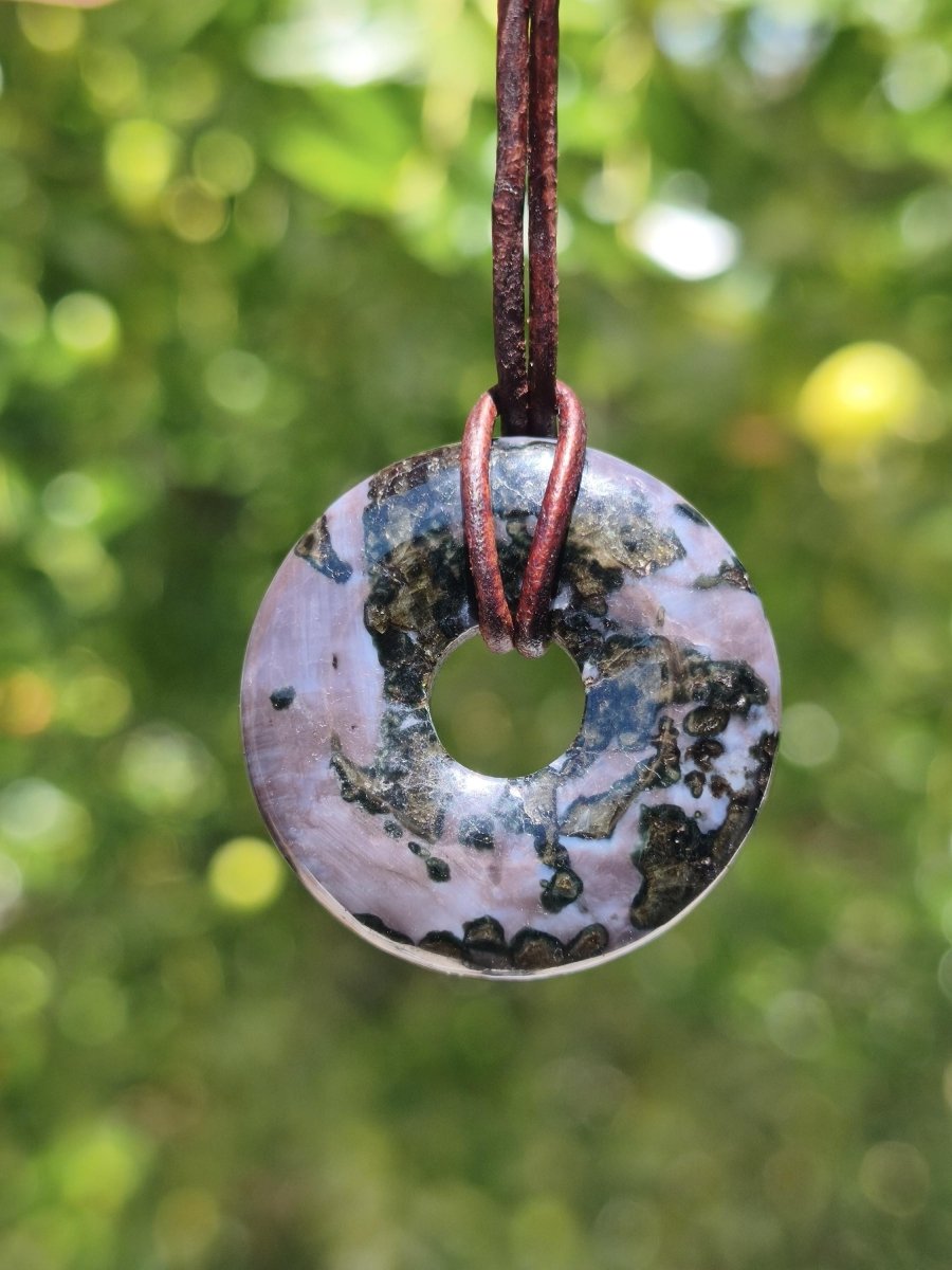 Mystic Gabbro / Merlinite Edelstein Kette 30mm Donut Heilstein Natur Schmuck Anhänger Geschenk Freund Frau Mann Er Sie Kraft Energie Rarität - Art of Nature Berlin