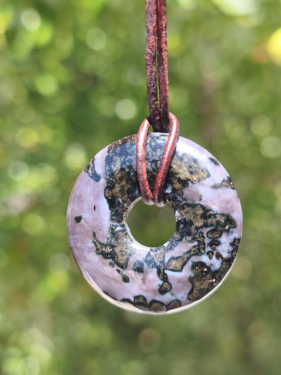 Mystic Gabbro / Merlinite Edelstein Kette 30mm Donut Heilstein Natur Schmuck Anhänger Geschenk Freund Frau Mann Er Sie Kraft Energie Rarität - Art of Nature Berlin