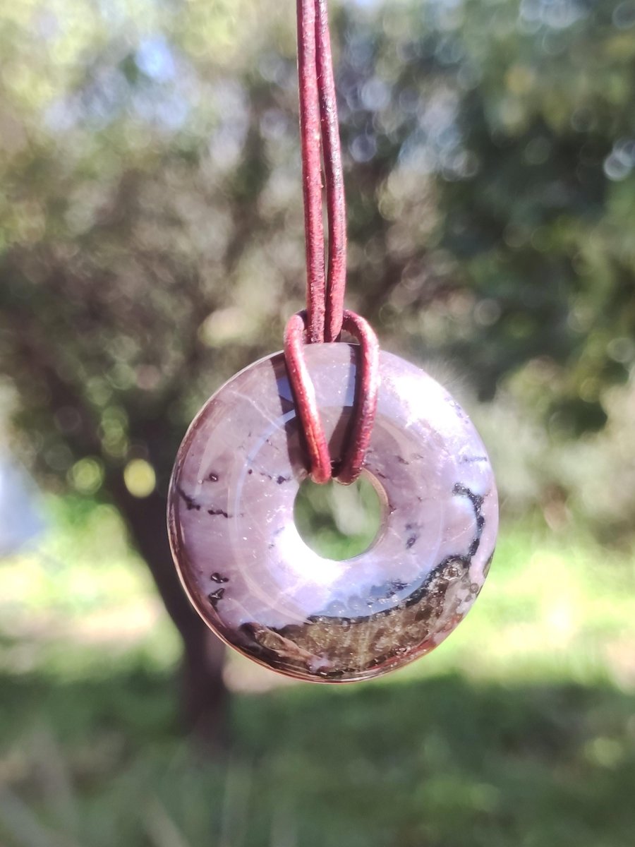 Mystic Gabbro / Merlinite Edelstein Kette 30mm Donut Heilstein Natur Schmuck Anhänger Geschenk Freund Frau Mann Er Sie Kraft Energie Rarität - Art of Nature Berlin