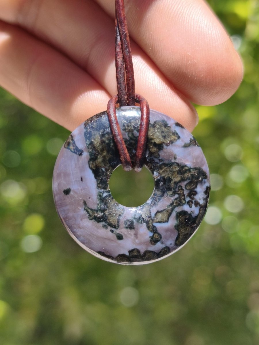 Mystic Gabbro / Merlinite Edelstein Kette 30mm Donut Heilstein Natur Schmuck Anhänger Geschenk Freund Frau Mann Er Sie Kraft Energie Rarität - Art of Nature Berlin