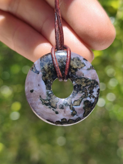 Mystic Gabbro / Merlinite Edelstein Kette 30mm Donut Heilstein Natur Schmuck Anhänger Geschenk Freund Frau Mann Er Sie Kraft Energie Rarität - Art of Nature Berlin