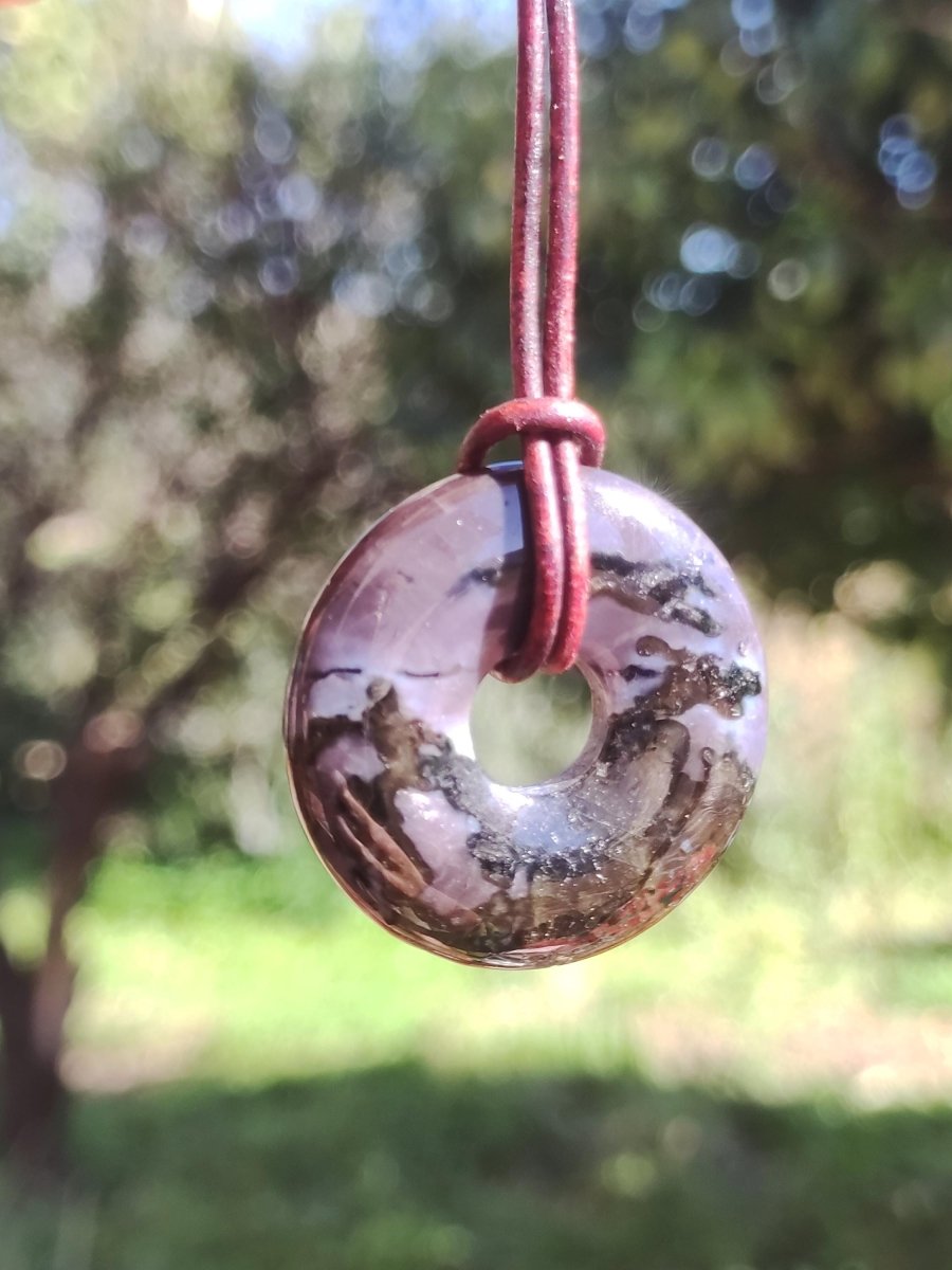 Mystic Gabbro / Merlinite Edelstein Kette 30mm Donut Heilstein Natur Schmuck Anhänger Geschenk Freund Frau Mann Er Sie Kraft Energie Rarität - Art of Nature Berlin